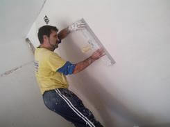 Yesaire enluciendo un tabique