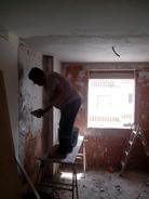 Yesaire enluciendo pared de yeso